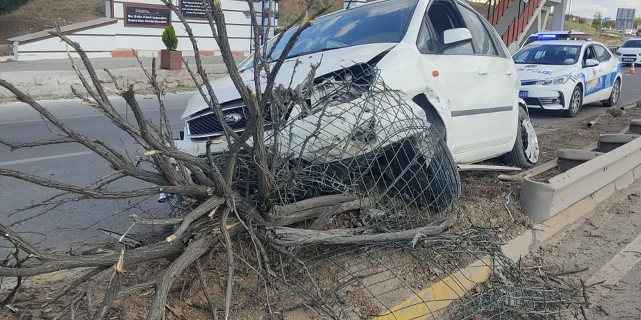 Refüje çarpan aracın alkollü sürücüsü yaralandı