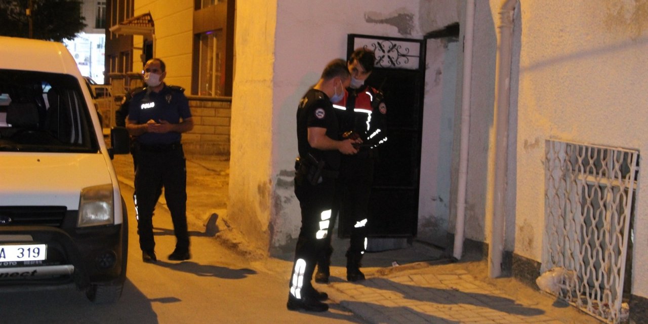 Eşini kazayla bacağından vurdu