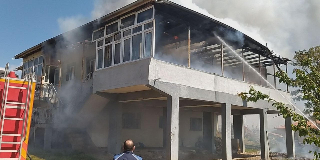 Sobanın üzerinde unutulan süt yangına neden oldu