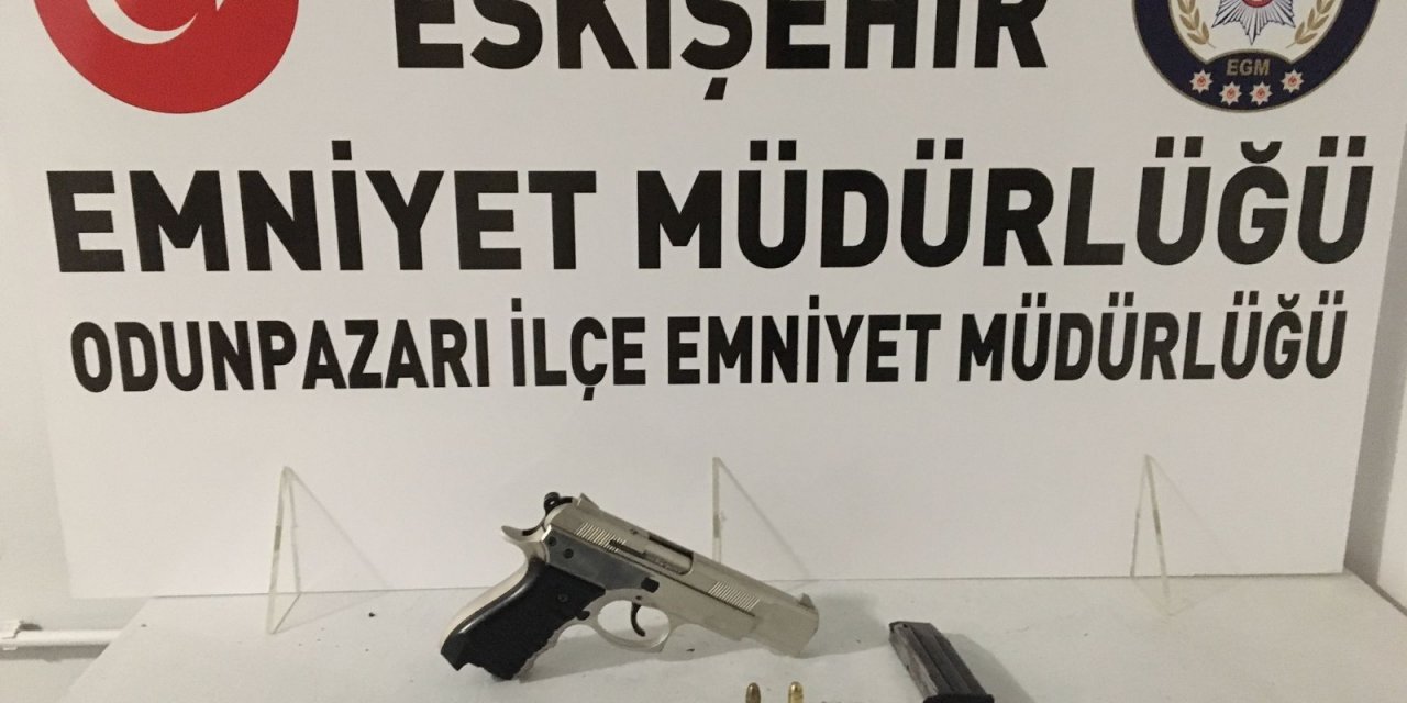 Aracında tabanca bulunan şahıs gözaltına alındı
