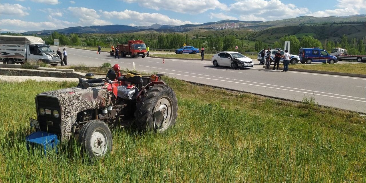 Traktör ile otomobil çarpıştı: 5 yaralı