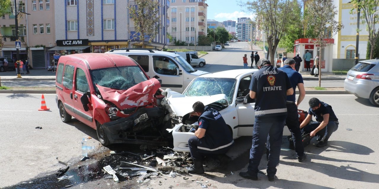 Otomobil ile hafif ticari araç kafa kafaya çarpıştı: 4 yaralı