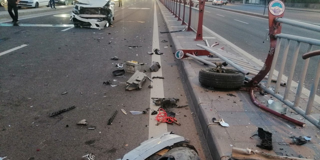 Otomobiller çarpıştı, ortalık savaş alanına döndü: 2 yaralı