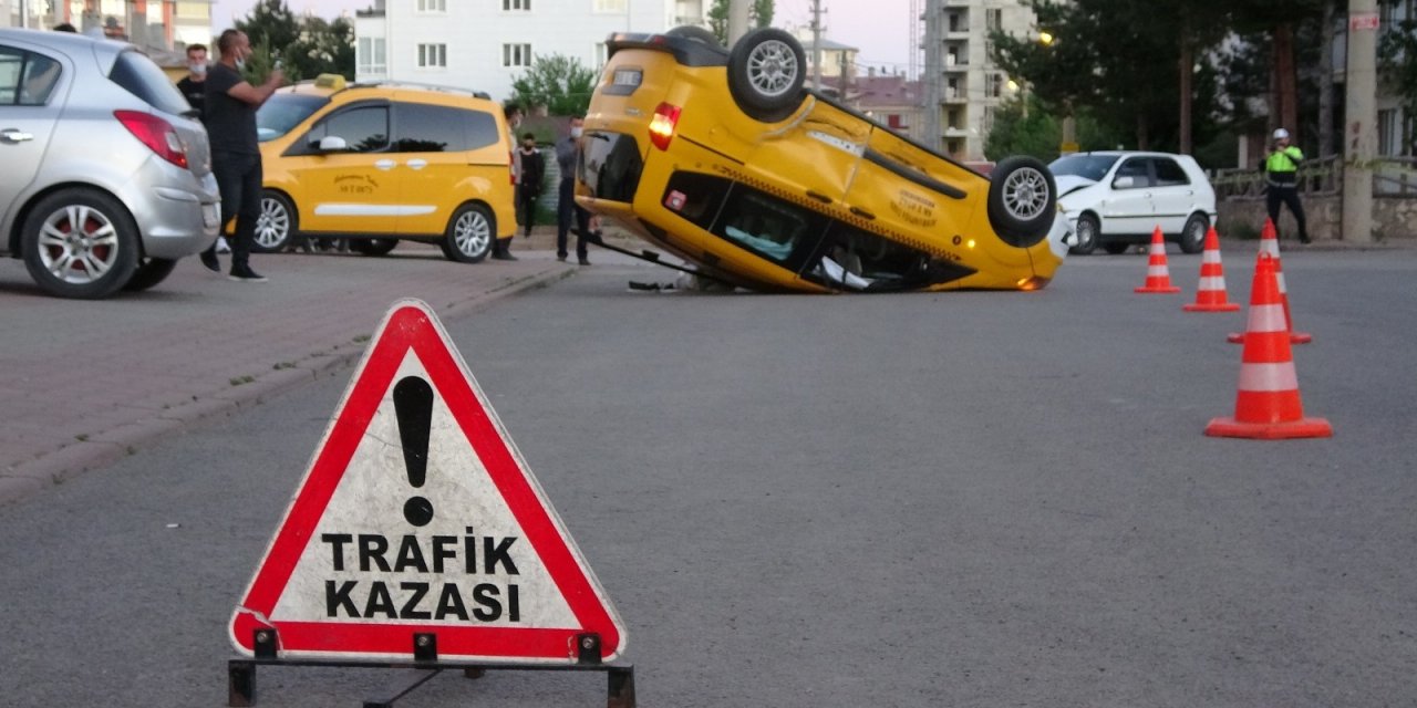 Ticari taksiyle otomobil çarpıştı: 7 yaralı
