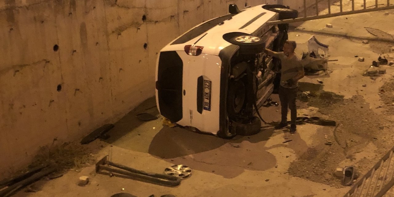 Kontrolden çıkan ticari araç kanala uçtu: 1 yaralı