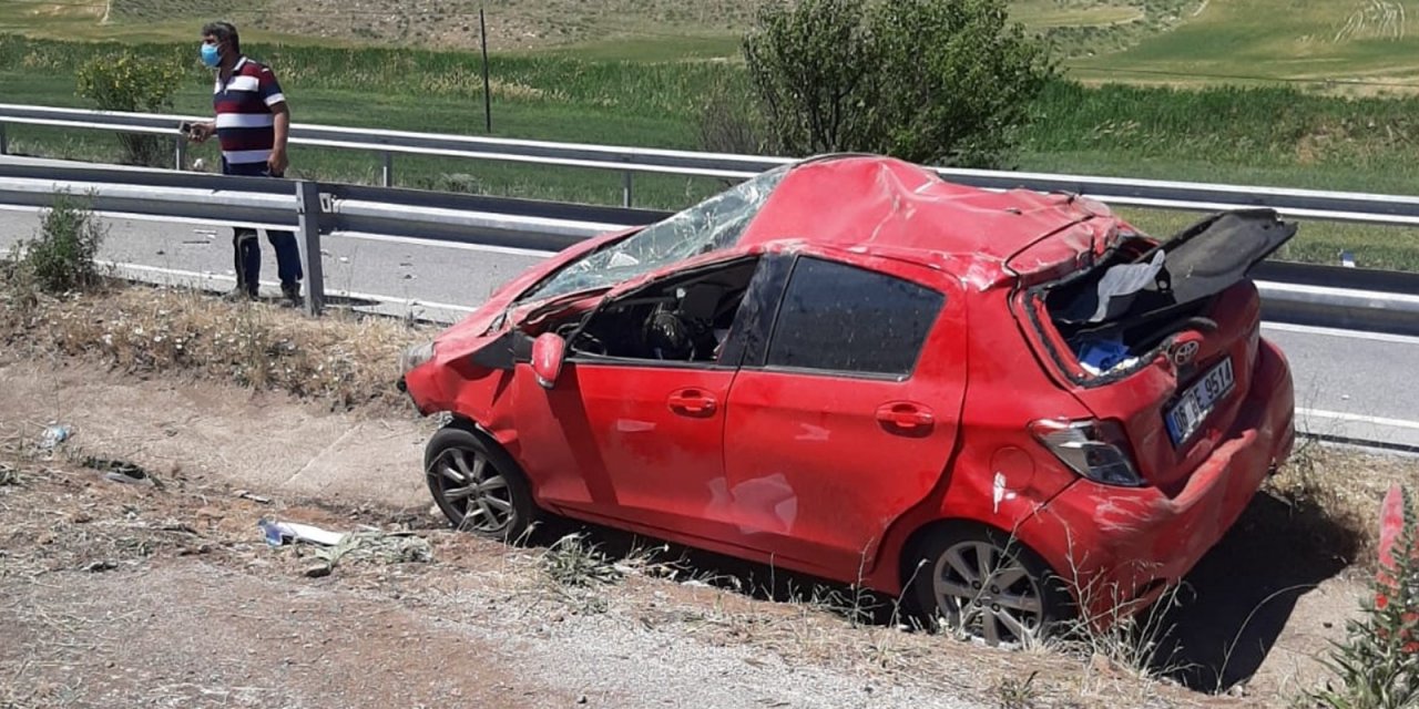 Kontrolden çıkan otomobil demir bariyerlere çarptı: 3 yaralı