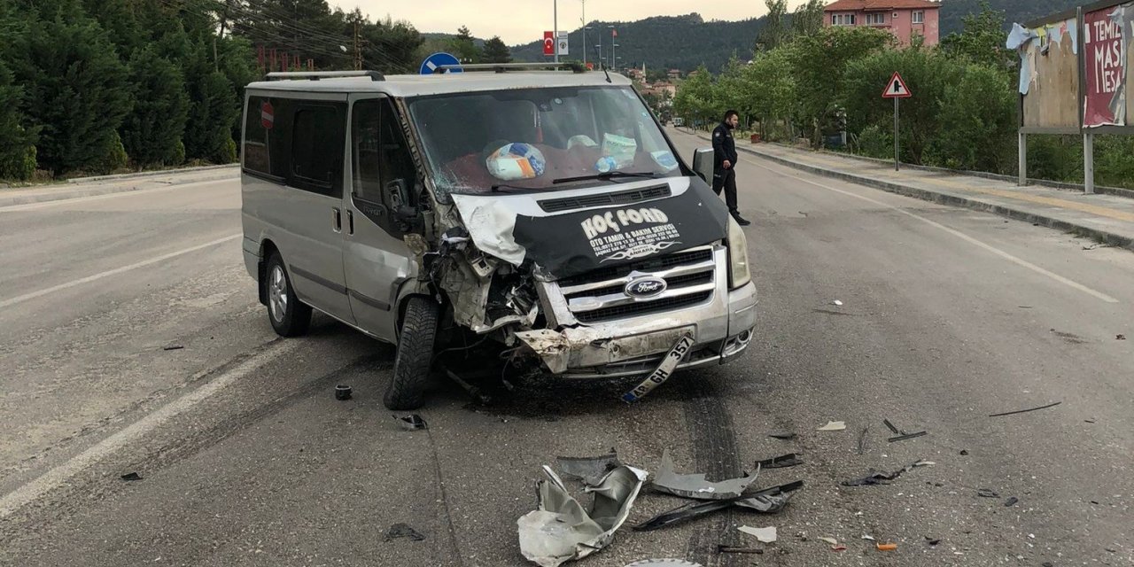 Ankara’da minibüs otomobille çarpıştı: 3 yaralı