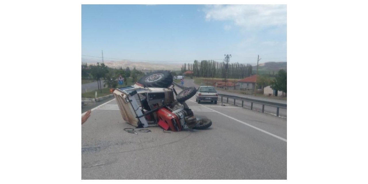 Devrilen traktöre arkadan çarptı: 4 yaralı