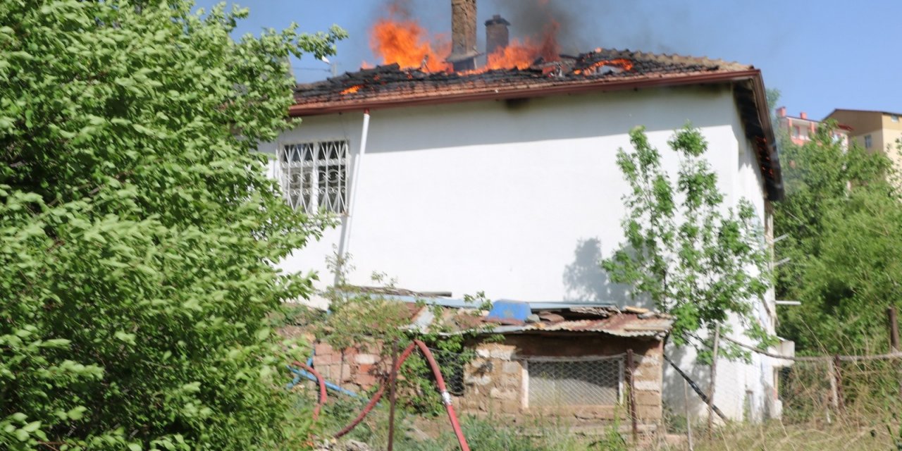 Yangında müstakil evin çatısı kullanılamaz hale geldi
