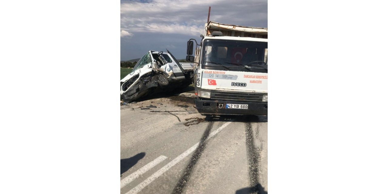 Kamyonetler çarpıştı, 2 kişi yaralandı