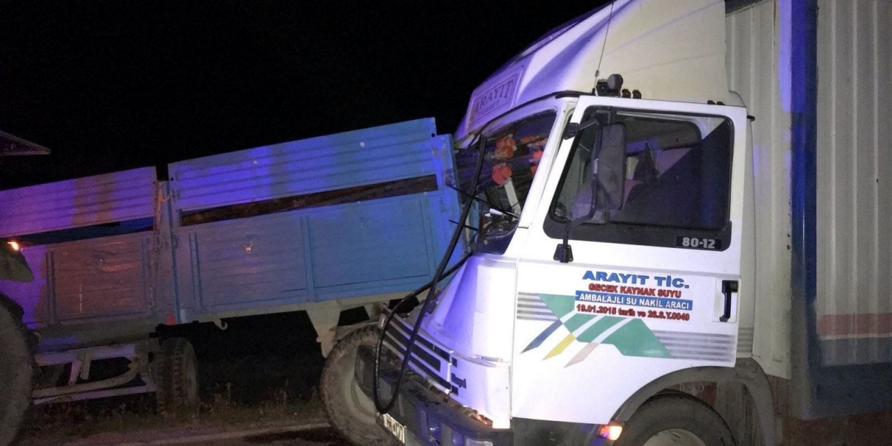 Kamyon traktöre arkadan çarptı, 2 kişi yaralandı