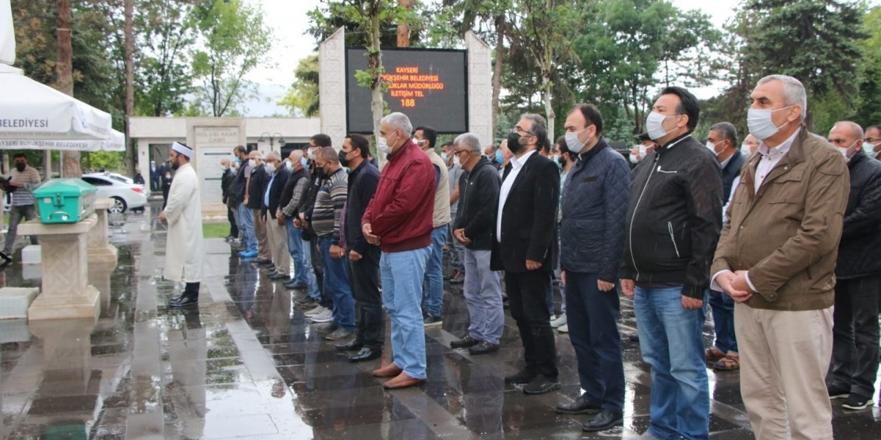 Otomobilin çarpması sonucu hayatını kaybeden öğretmen toprağa verildi