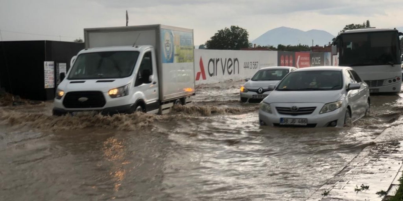 Kayseri’de sağanak yağış etkili oldu, araçlar yolda kaldı