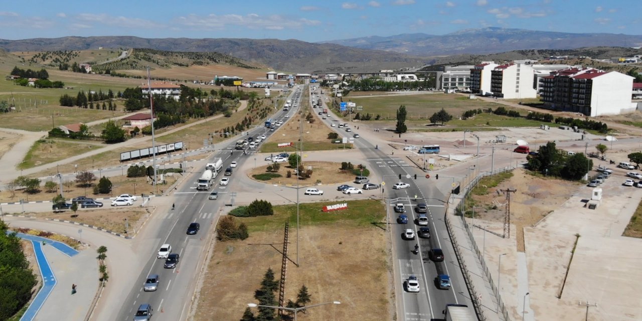 Hafta sonu kısıtlamasının ardından 43 ilin geçiş noktasında trafik yoğunluğu