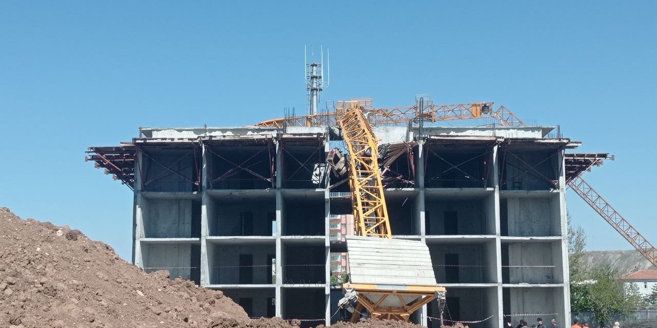 Jandarma Komutanlığında kule vinci devrildi, kimsenin burnu kanamadı