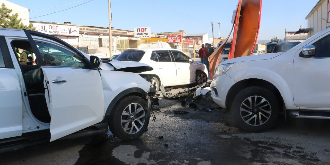 Kaza yapan araçlar park halindeki araçlara vurdu,2 yaralı