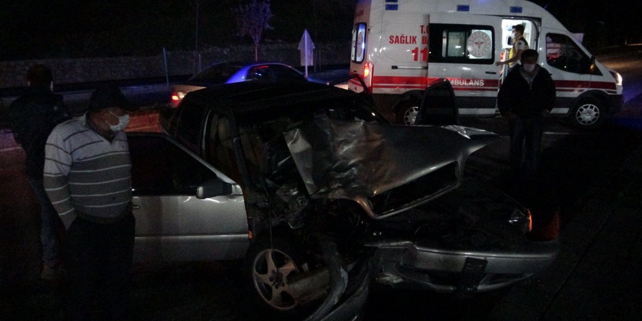 Sivas’ta otomobil ile hafif ticari araç çarpıştı: 7 yaralı