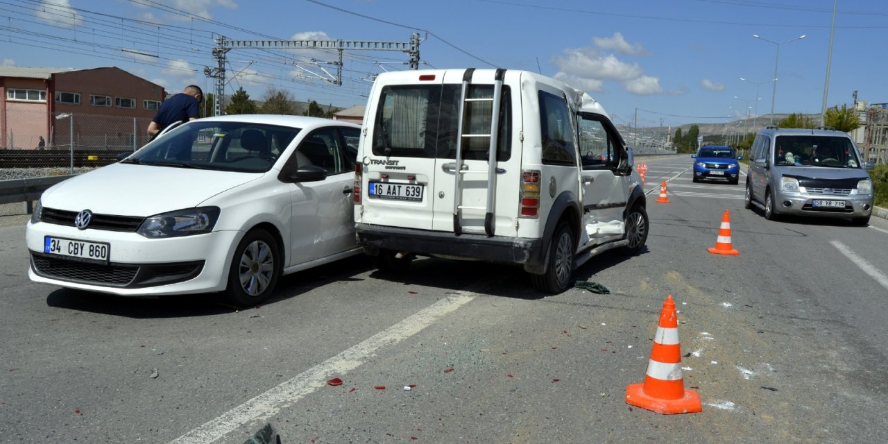 Sivas’ta zincirleme trafik kazası: 3 yaralı