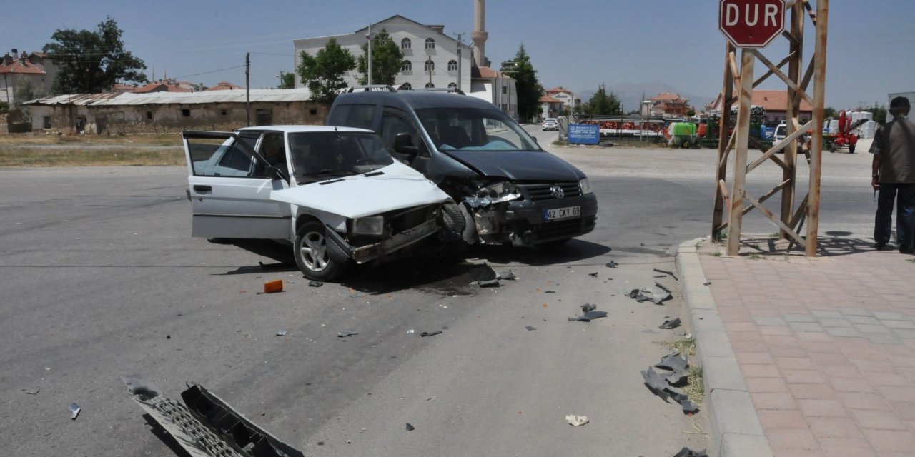 Karaman’da hafif ticari araç ile otomobil çarpıştı: 3 yaralı
