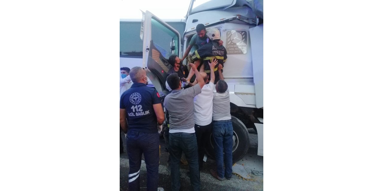 Tır otobüse çarptı: 8 yaralı