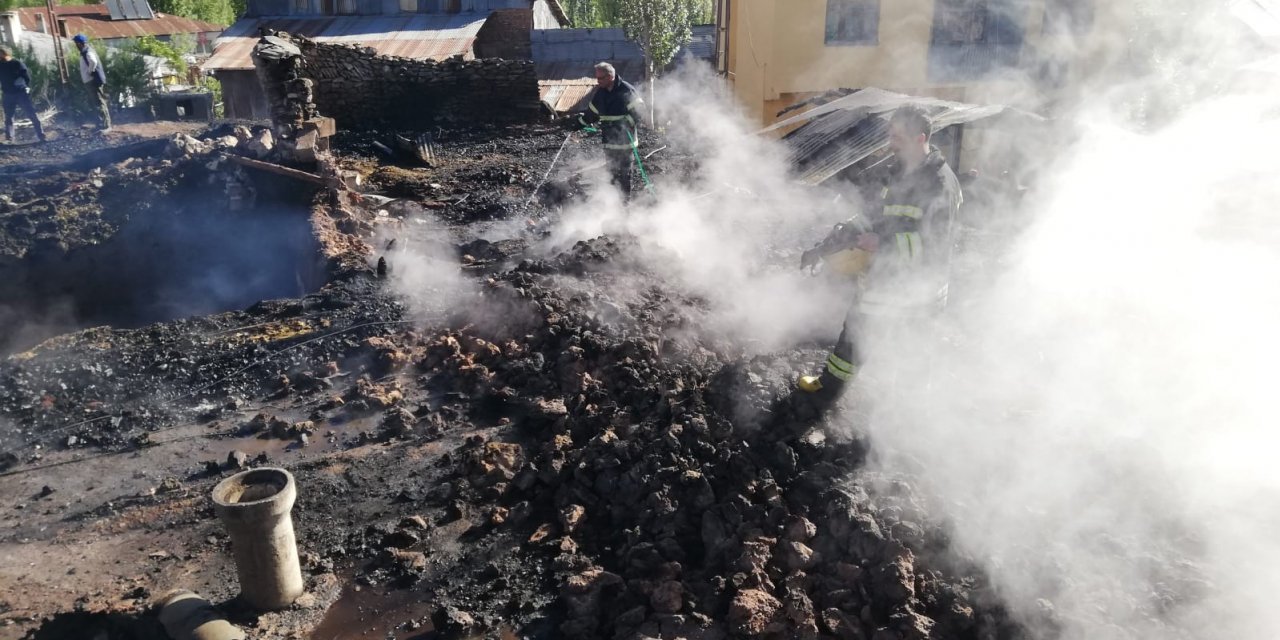Köyde çıkan yangın korkuttu: garaj, samanlık ve traktör kül oldu