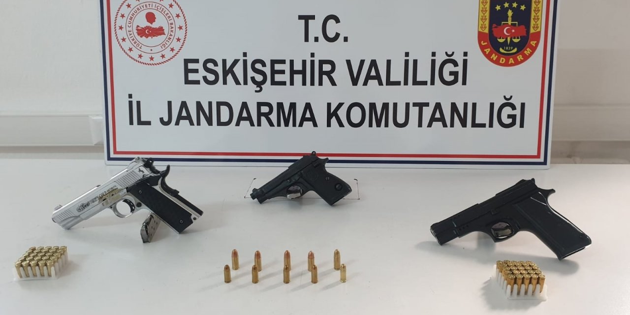 Ruhsatsız silah satmak isterken jandarmaya yakalandılar