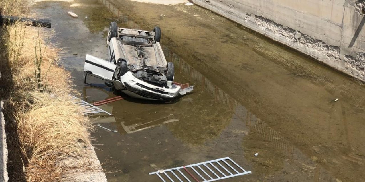 Kanala düşen otomobilin sürücüsü yaralandı