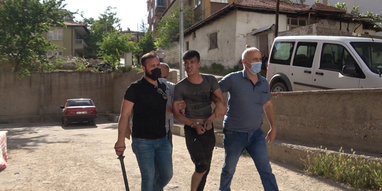 Arkadaşıyla kavga eden alkollü şahıs balkondan sarktı, ekiplere direndi