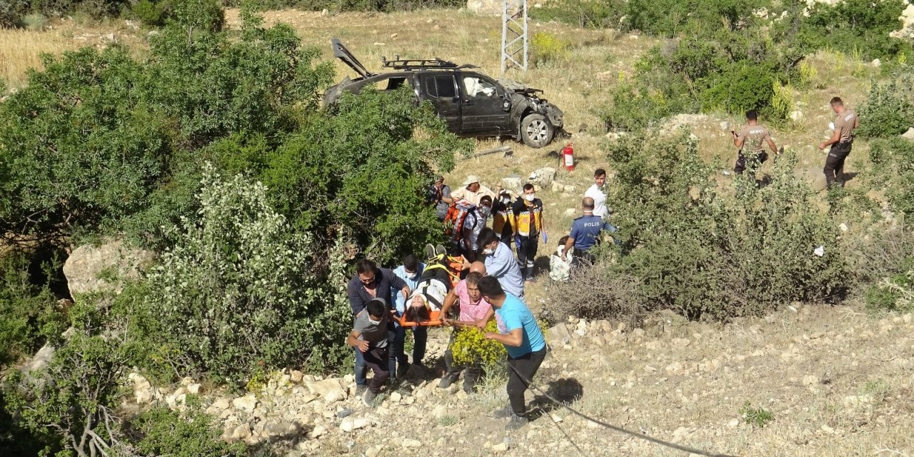Uçuruma yuvarlanan kamyonetteki kız öğrenciler can pazarı yaşadı