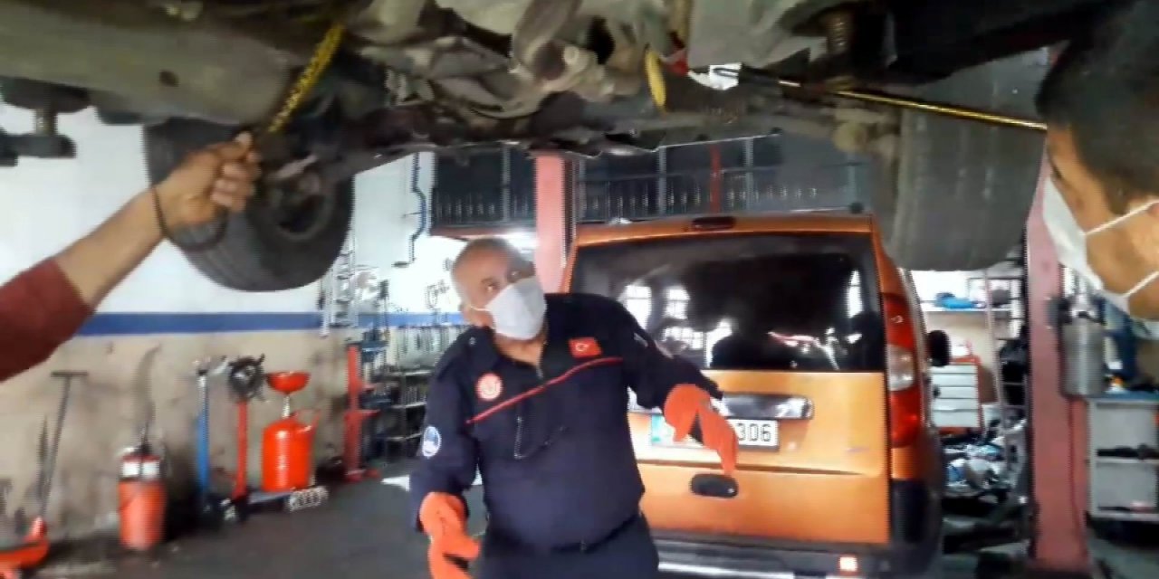Kayseri’de otomobile giren 1 metrelik yılan itfaiye ekipleri tarafından çıkarıldı