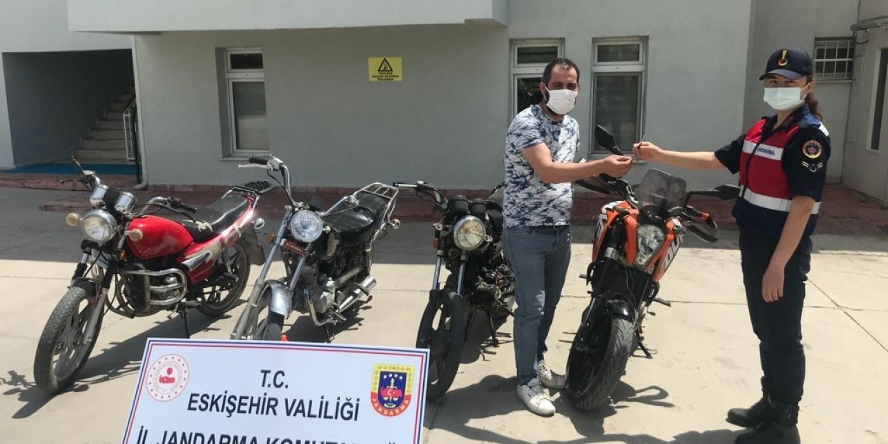 Çalınan 4 motosikleti jandarma bulup sahiplerine teslim etti