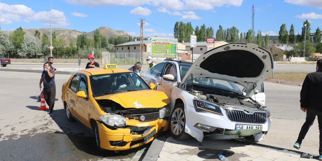 Ticari taksi ile otomobil çarpıştı: 1 yaralı