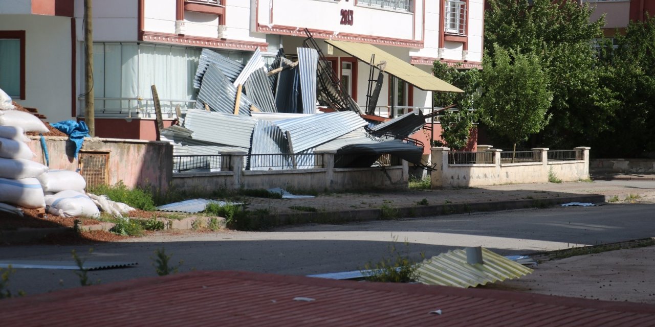 Sivas’ta kuvvetli rüzgar çatıları uçurdu