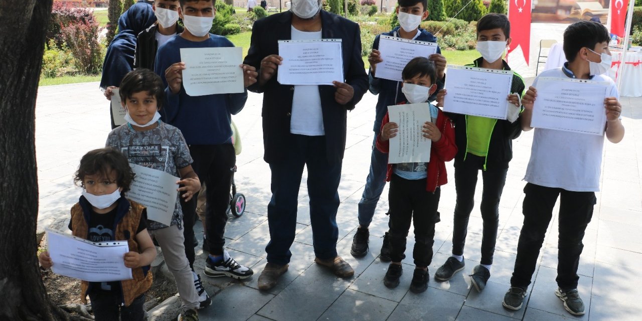 Afgan aile Türk kimliği için gösteri düzenledi