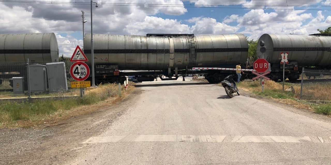 Başkent’te yük treni traktöre çarptı: 1 yaralı
