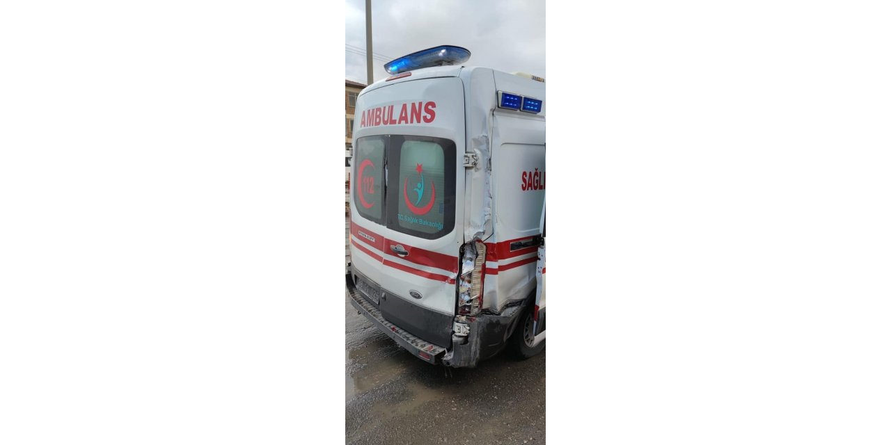 Hasta taşıyan ambulans kaza yaptı