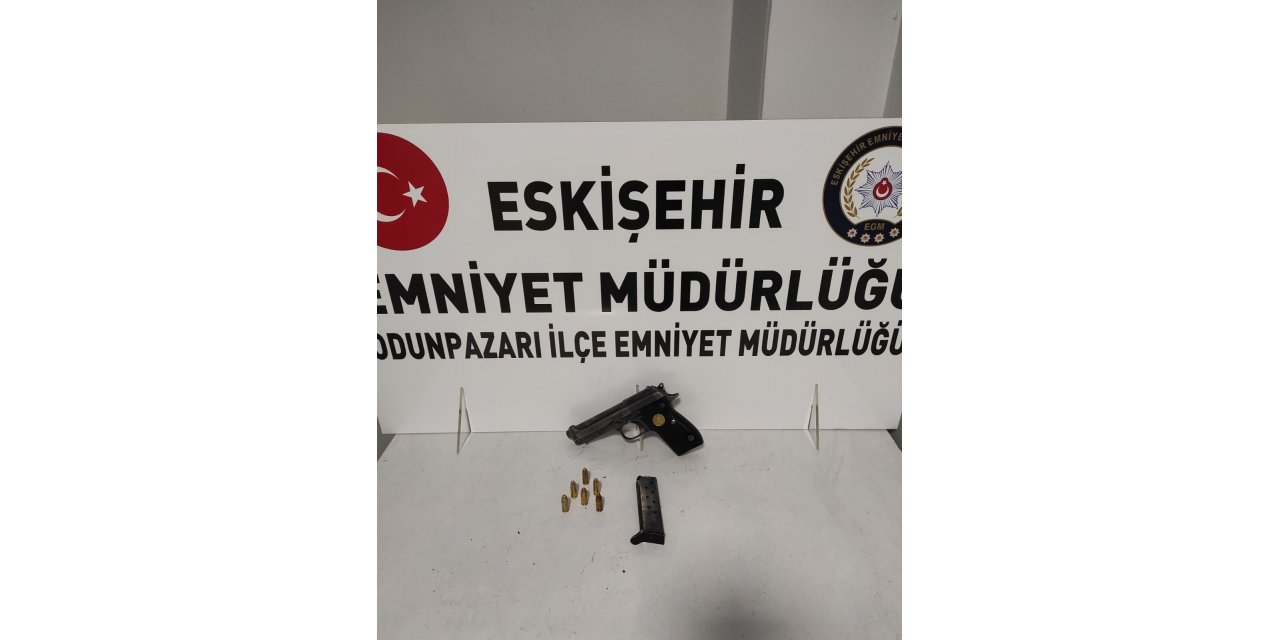 Hakkında kesinleşmiş hapis cezası olan şahıs üzerinde tabanca ile yakalandı