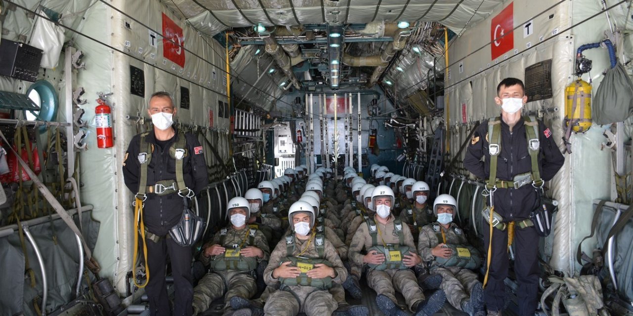 Komandoların paraşüt kursu nefesleri kesti