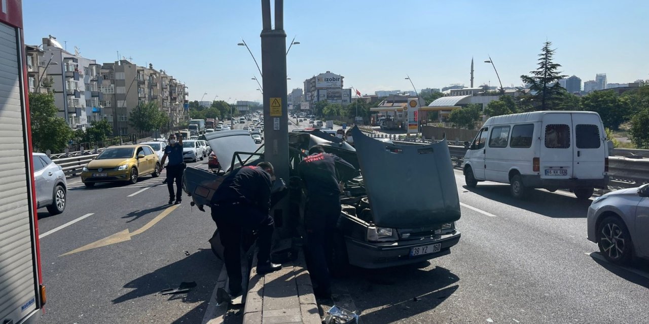 Kazada savrulan otomobil aydınlatma direğine çarptı: 3 yaralı