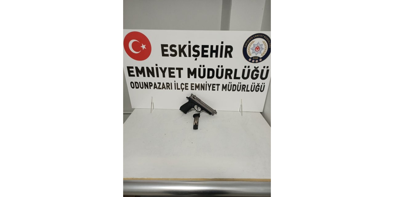 Kısıtlama saatlerinde tabanca ile yakalandı