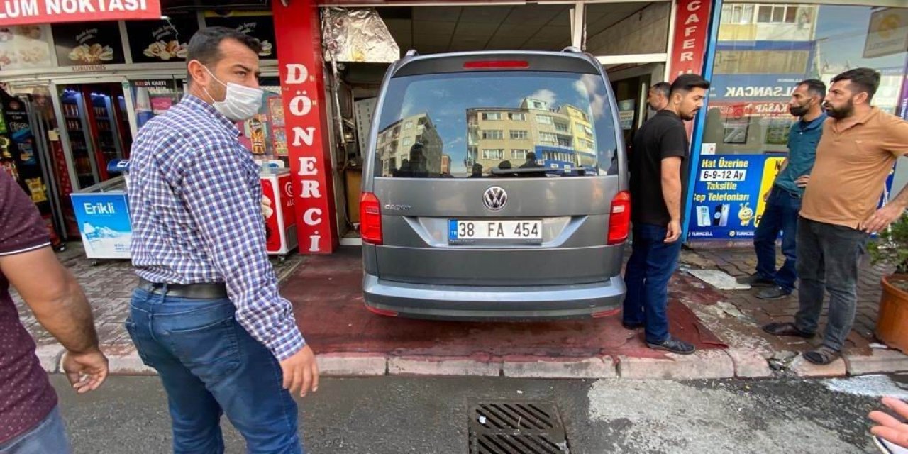 Sürücüsünün kontrolünü kaybettiği otomobil lokantaya böyle girdi