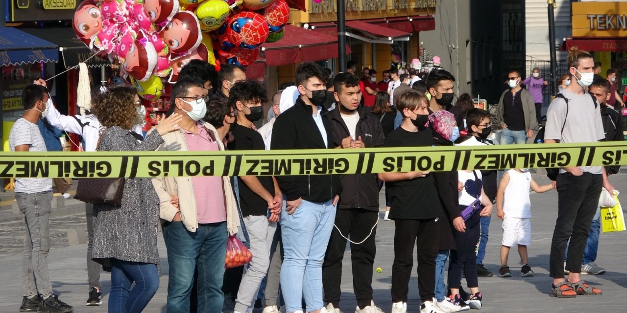 Unutkanlığı polisi alarma geçirdi, meraklı vatandaşlar film izler gibi seyretti