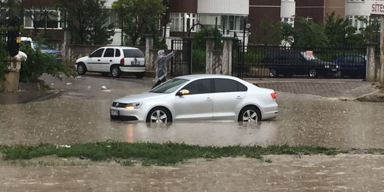 Ankara’da yağmur yağışı sonrası yollar havuza döndü