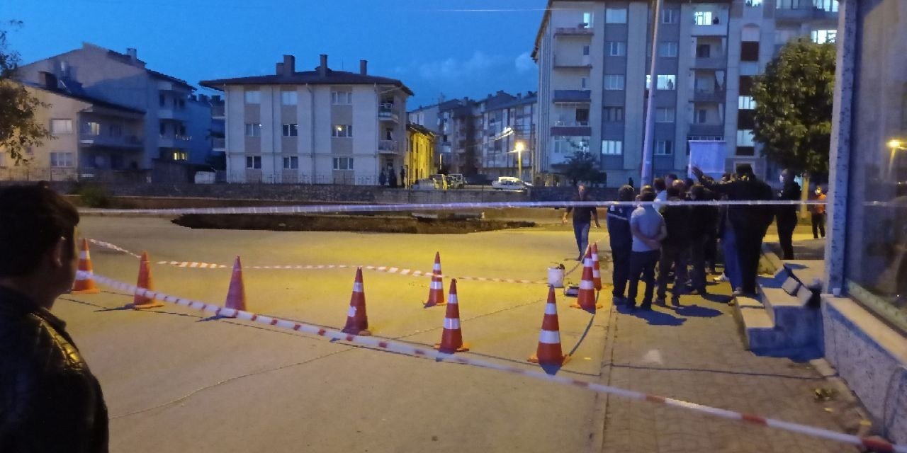 Obruk gibi çukur, mahalleliyi korkuttu
