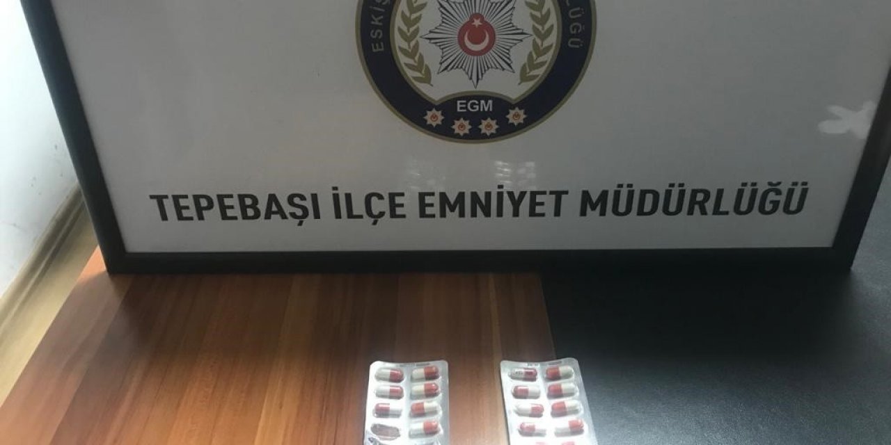 Uyuşturucu hapları kaçtıkları araçtan atsalar da polise yakalanmaktan kurtulamadılar