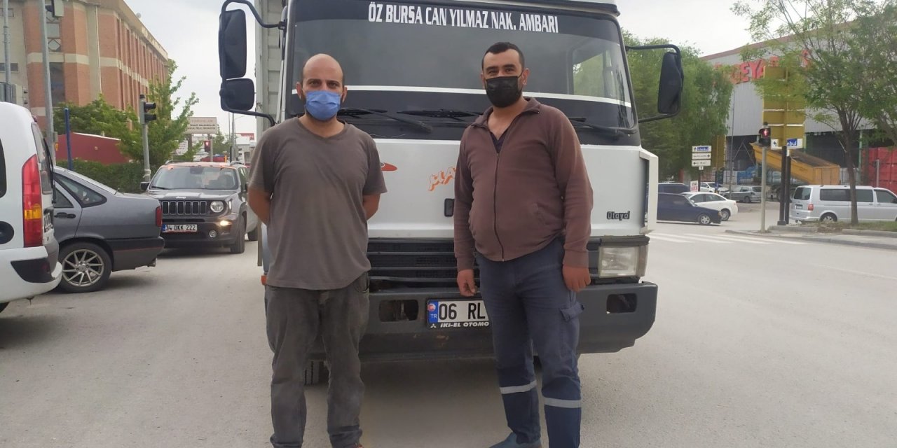 Başkentte selde kalan arkadaşını kurtaran sürücü: "Aynı tabaktan yemek yiyoruz mecburdum"