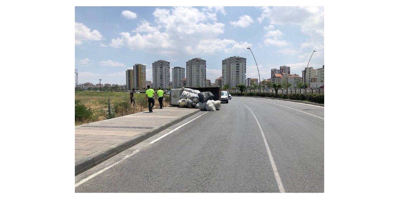 Virajı alamayan elyaf yüklü kamyonet devrildi: 1 yaralı