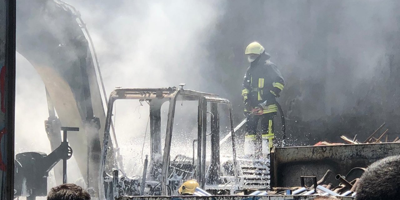 Hurdalıkta çıkan yangında iş makinesi ve kamyonet kül oldu