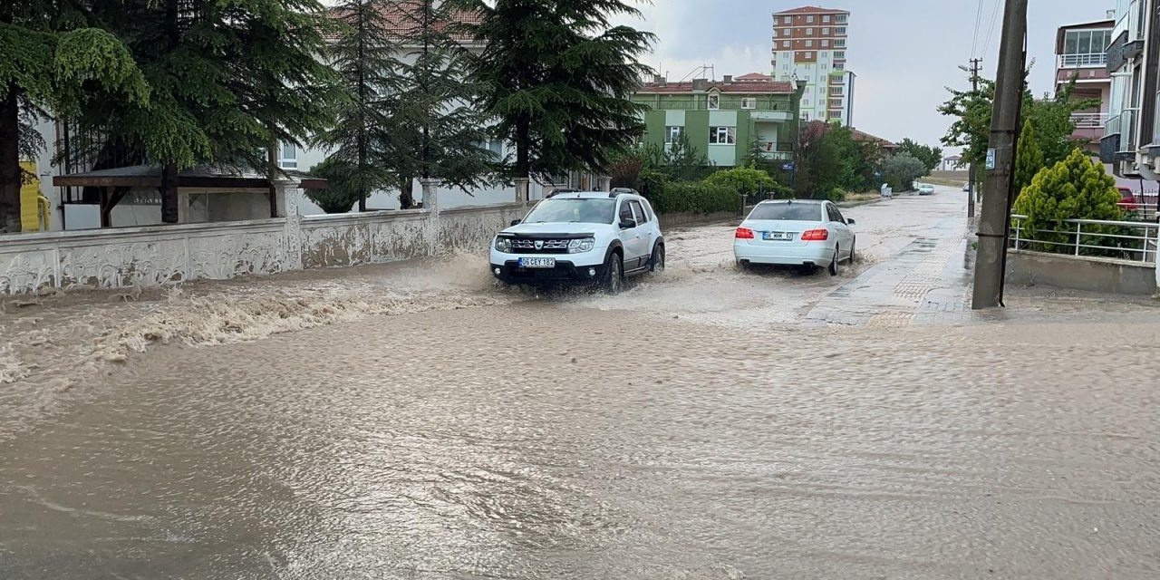 Başkent’te sağanak yağış sonrası meydana gelen sel hayatı olumsuz etkiledi