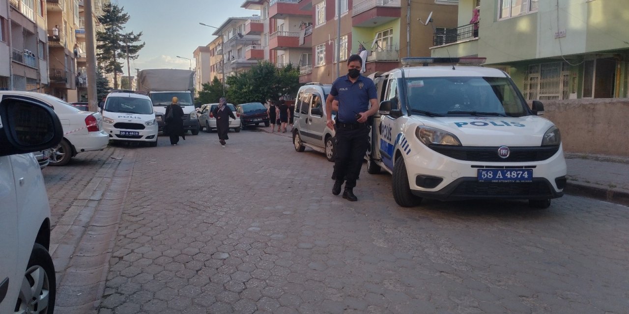 Bıçaklanan genç hastaneye kaldırıldı, hayati tehlikesi bulunuyor